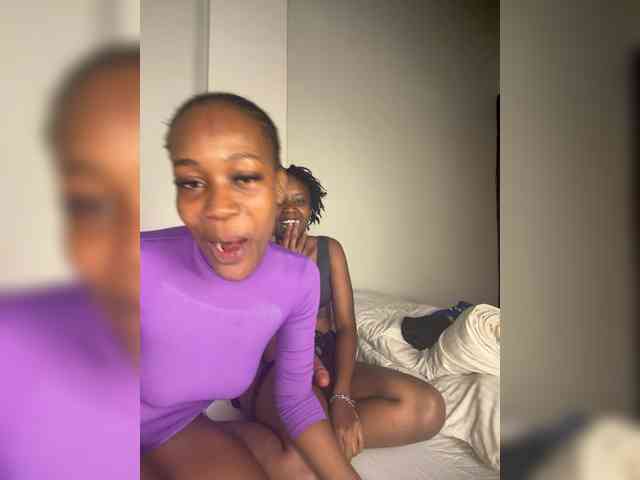 Sexypetitequeens webcam