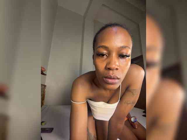 Sexypetitequeens webcam