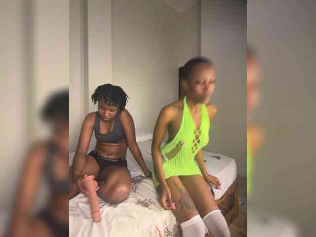 Sexypetitequeens webcam