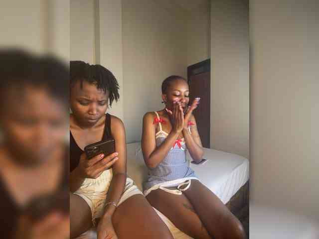 Sexypetitequeens webcam
