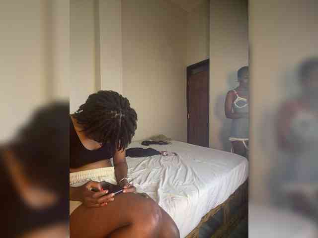 Sexypetitequeens webcam