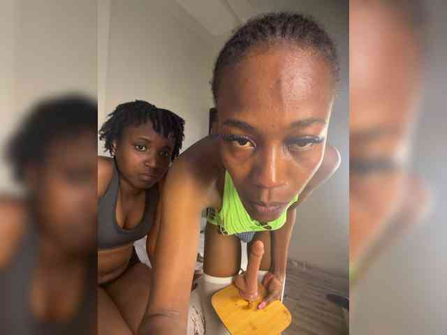 Sexypetitequeens webcam