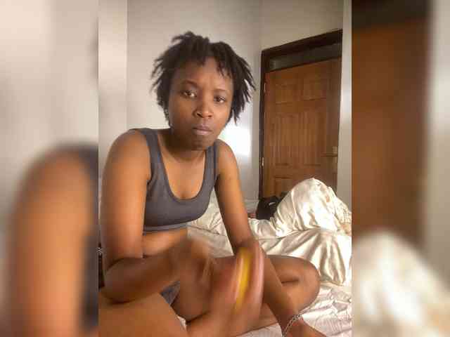 Sexypetitequeens webcam