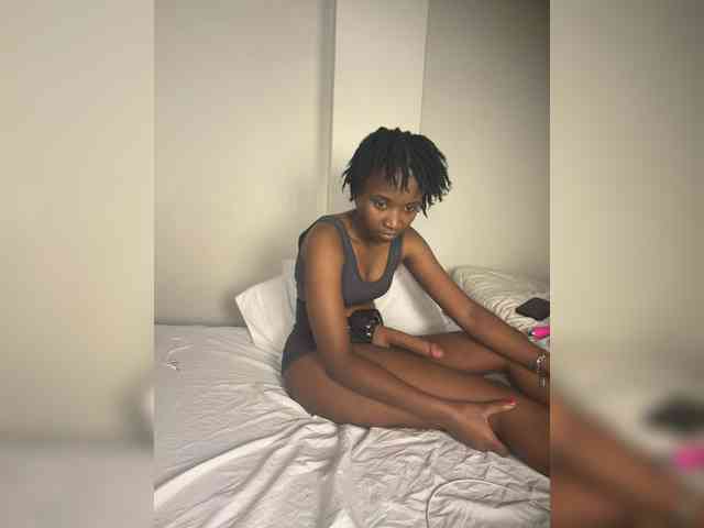 Sexypetitequeens webcam