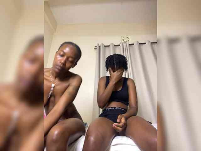Sexypetitequeens webcam