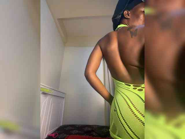 Sexypetitequeens webcam