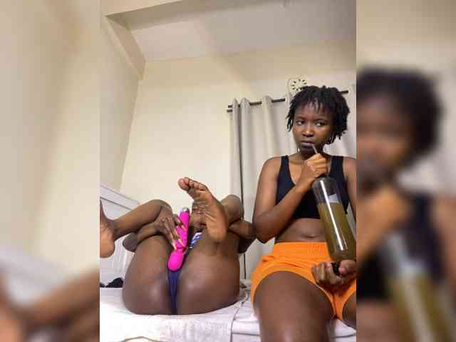 Sexypetitequeens webcam