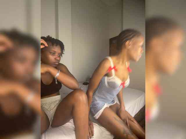 Sexypetitequeens webcam