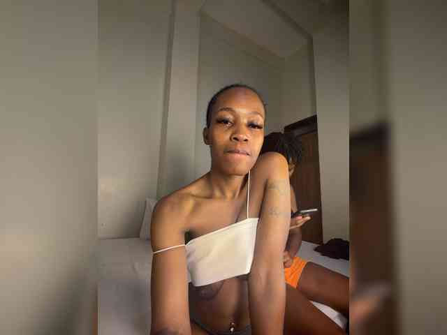 Sexypetitequeens webcam