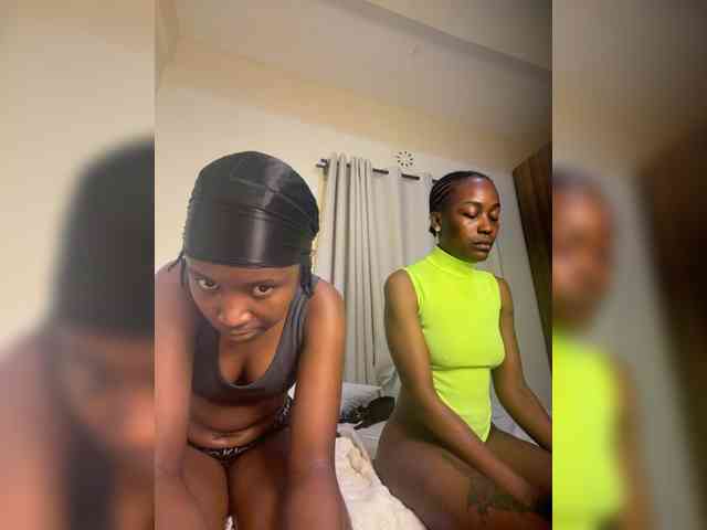 Sexypetitequeens webcam