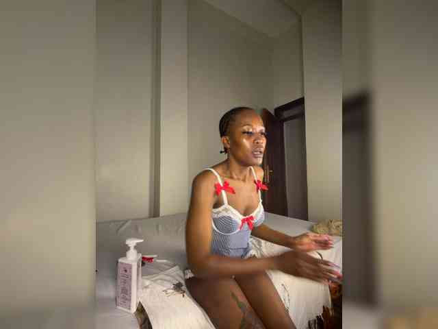 Sexypetitequeens webcam