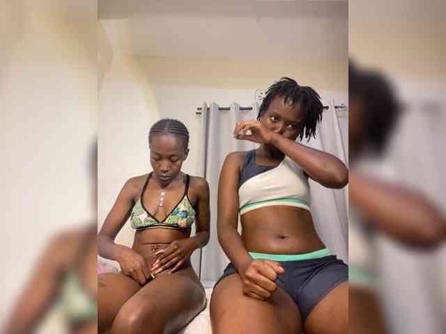 Sexypetitequeens webcam