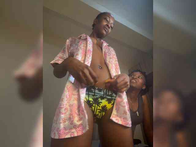 Sexypetitequeens webcam
