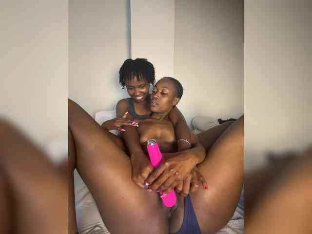 Sexypetitequeens webcam