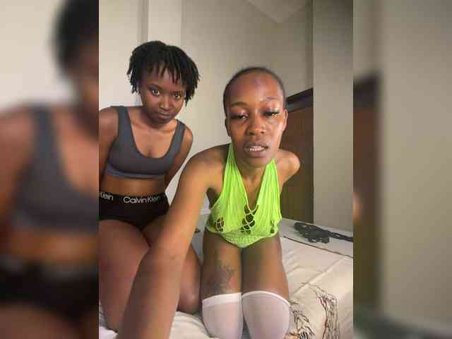 sexypetitequeens's live room