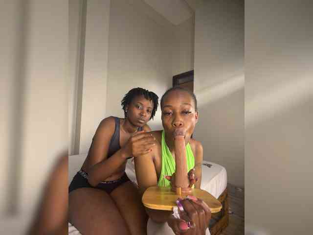 Sexypetitequeens webcam