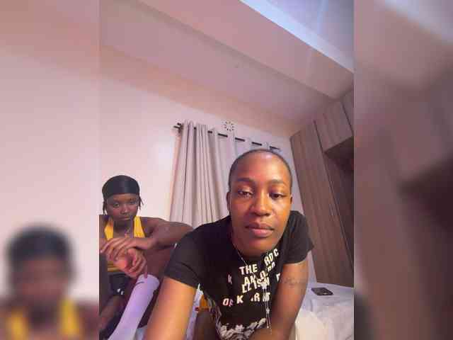 Sexypetitequeens webcam