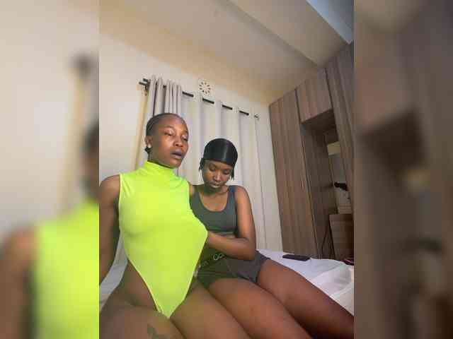 Sexypetitequeens webcam