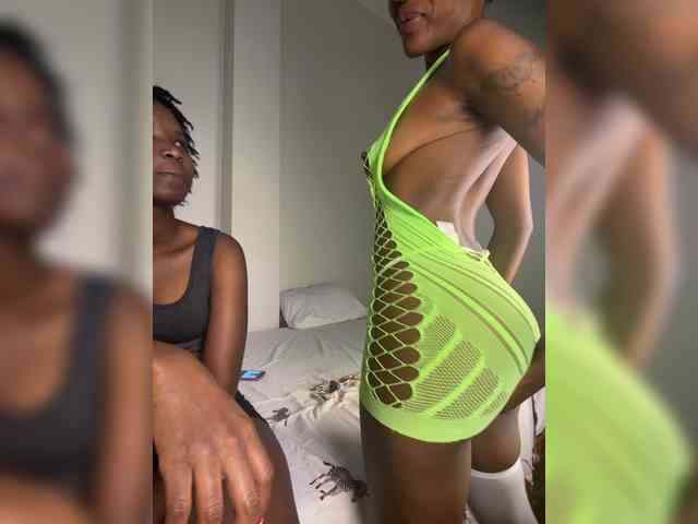 Sexypetitequeens webcam