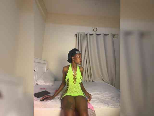 Sexypetitequeens webcam