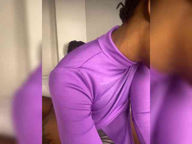 Sexypetitequeens webcam