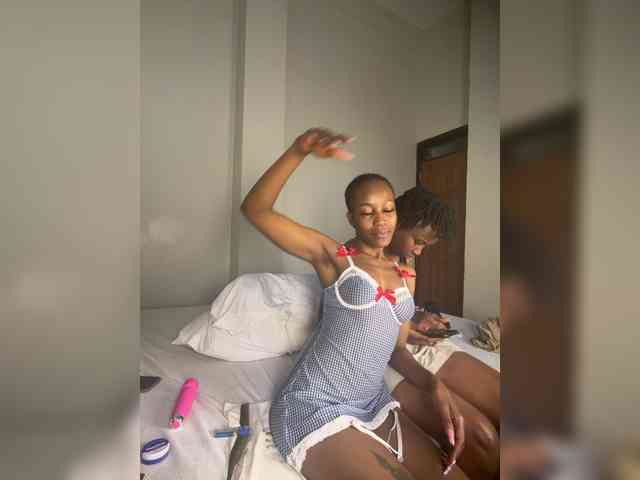 Sexypetitequeens webcam