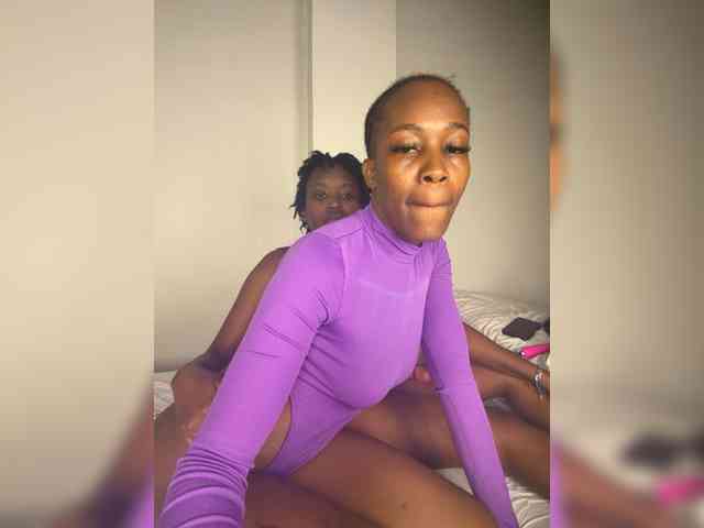 Sexypetitequeens webcam