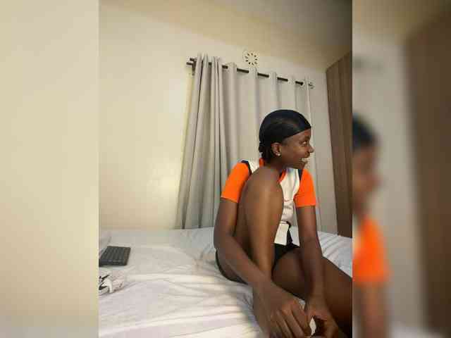 Sexypetitequeens webcam