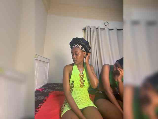 Sexypetitequeens webcam