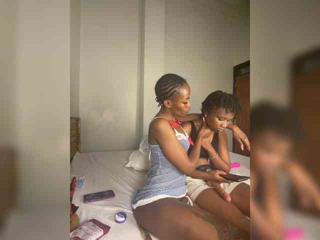 Sexypetitequeens webcam