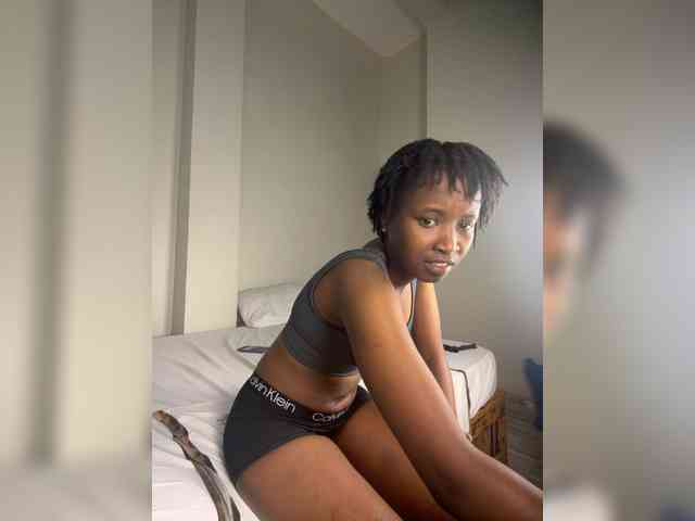Sexypetitequeens webcam