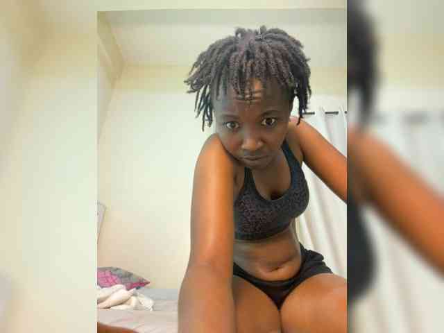 Model: Sexypetitequeens
