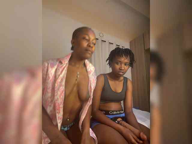 Sexypetitequeens webcam