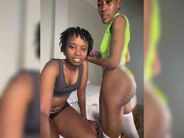Sexypetitequeens webcam