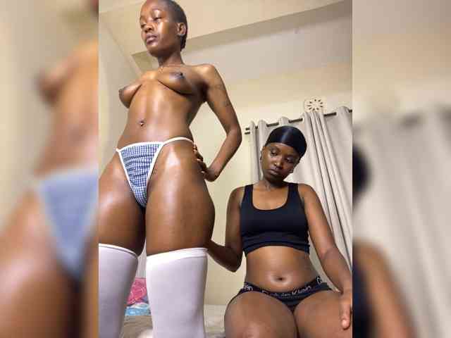 Sexypetitequeens webcam