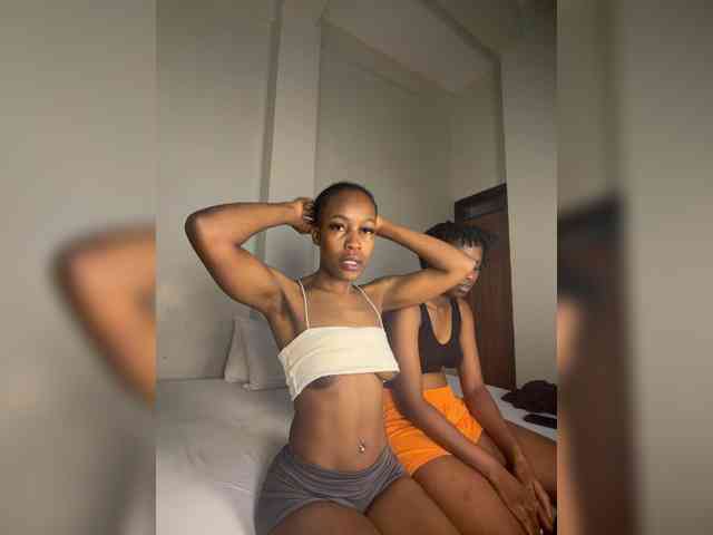 Sexypetitequeens webcam