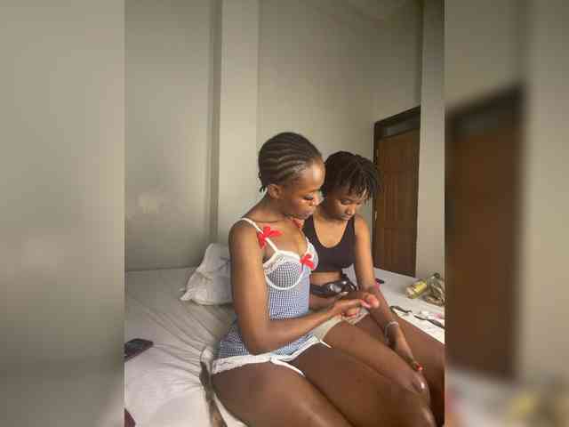 Sexypetitequeens webcam