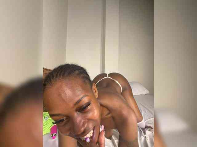 Sexypetitequeens webcam