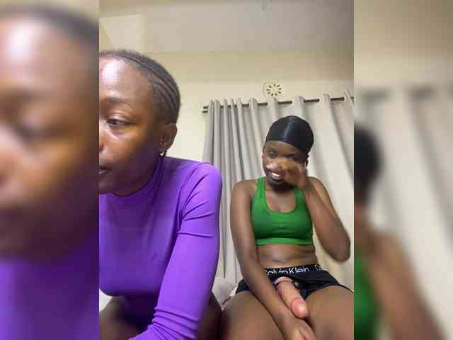 Sexypetitequeens webcam