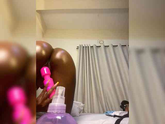Sexypetitequeens webcam