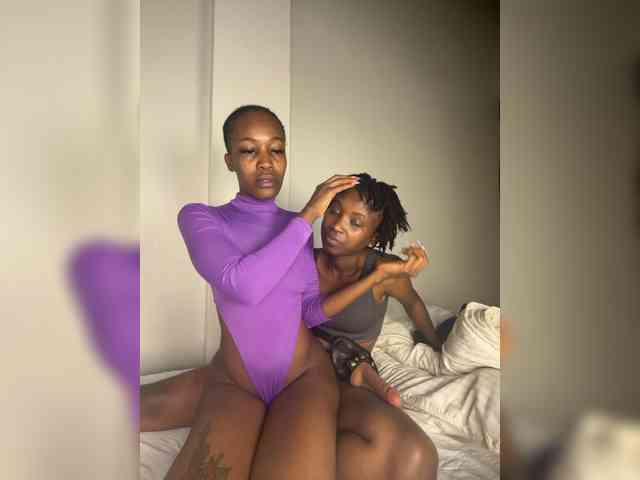 Sexypetitequeens webcam