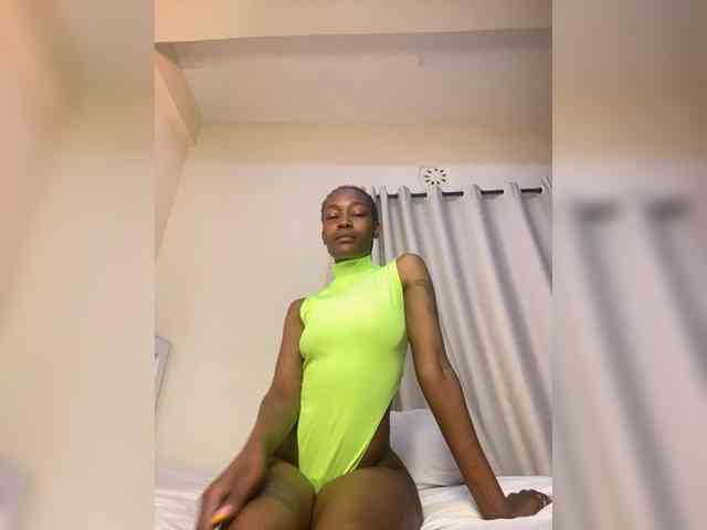 Sexypetitequeens webcam