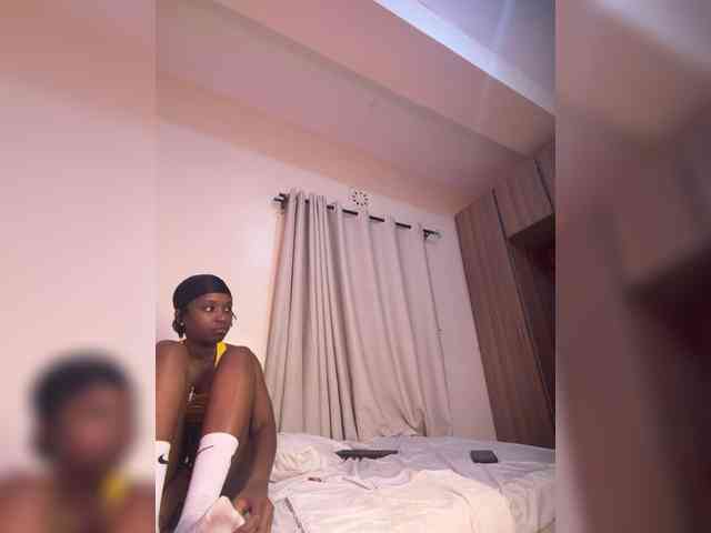 Sexypetitequeens webcam