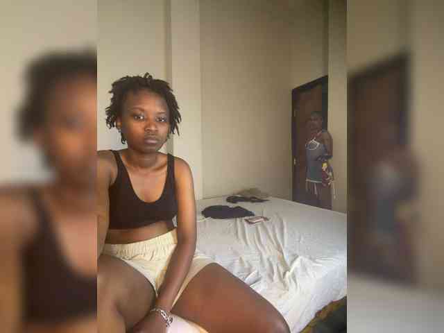 Sexypetitequeens webcam