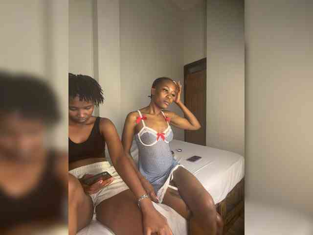 Sexypetitequeens webcam