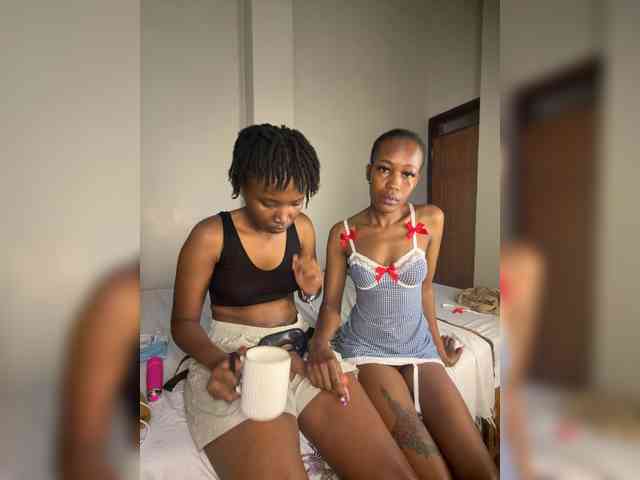 Sexypetitequeens webcam