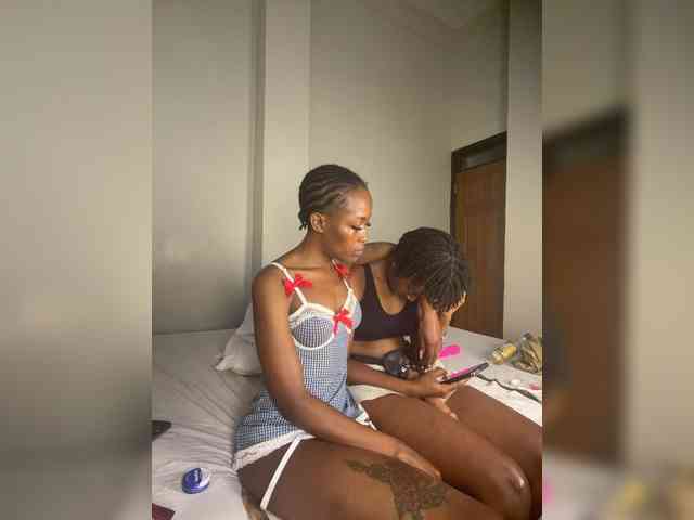 Sexypetitequeens webcam