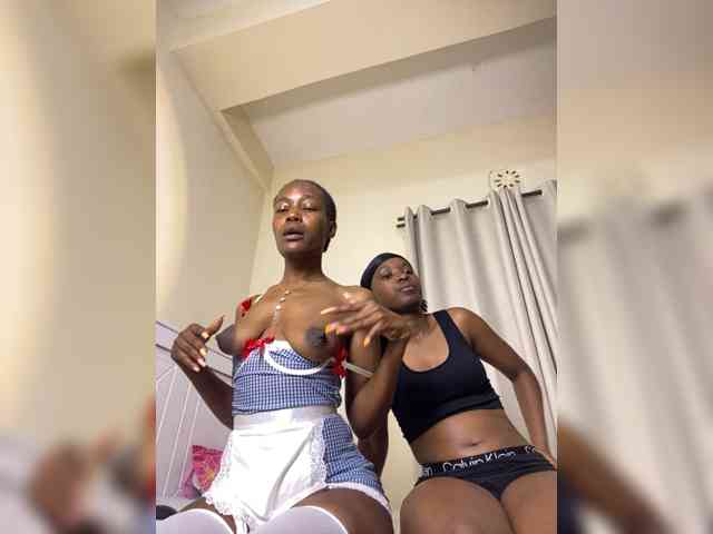Sexypetitequeens webcam