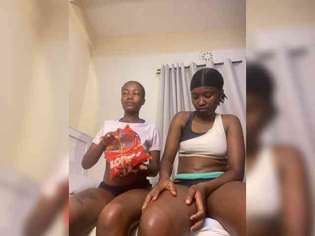 Sexypetitequeens webcam