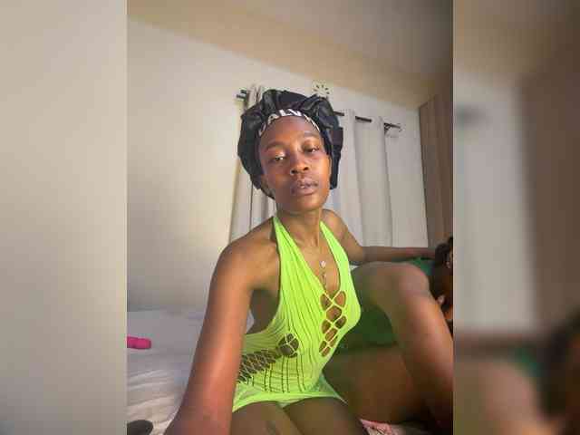 Sexypetitequeens webcam